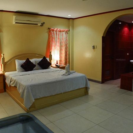 Subic Waterfront Resort And Hotel Esterno foto
