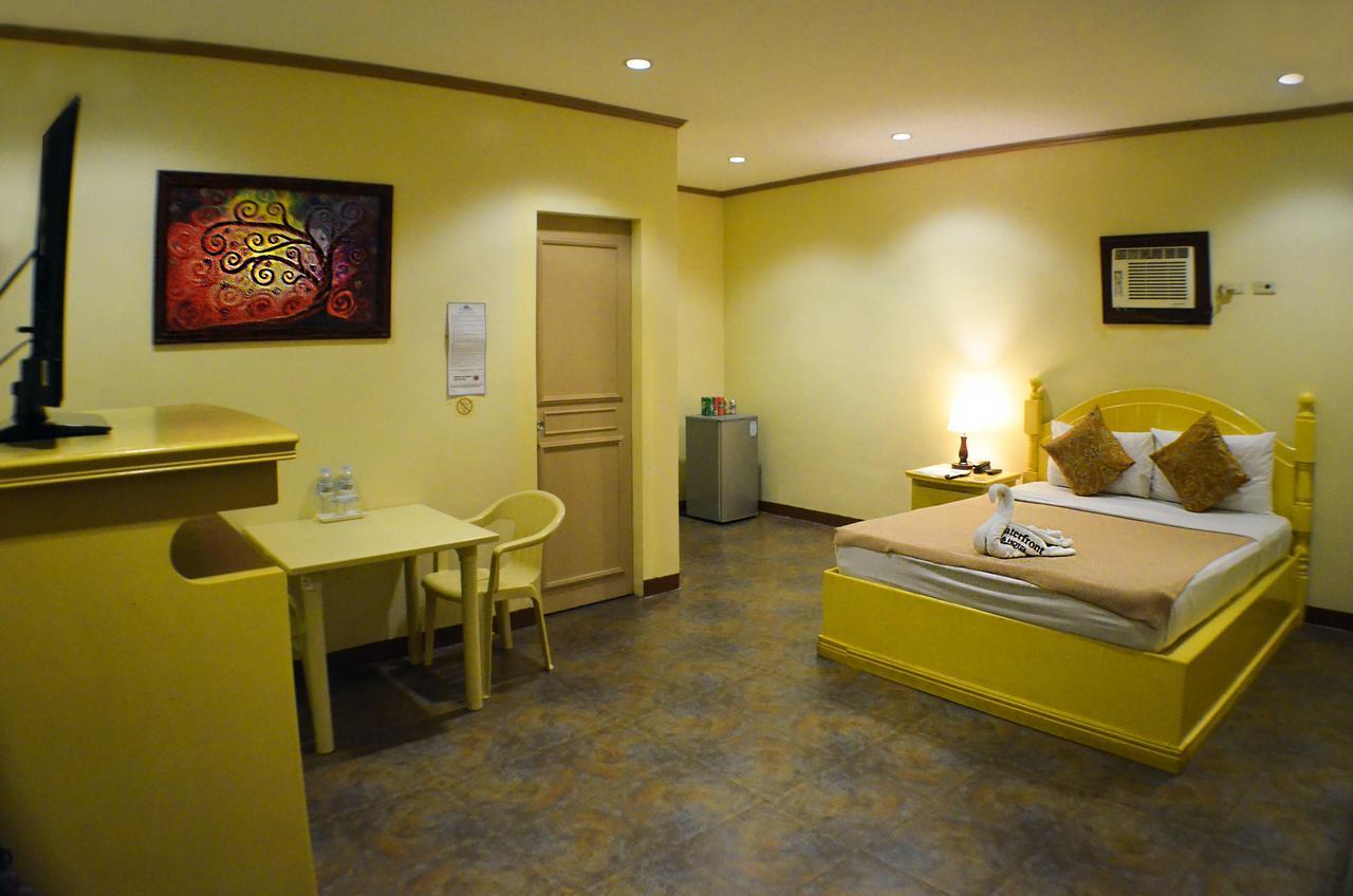 Subic Waterfront Resort And Hotel Esterno foto