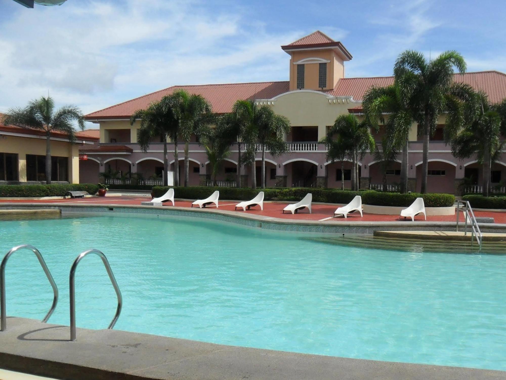 Subic Waterfront Resort And Hotel Esterno foto